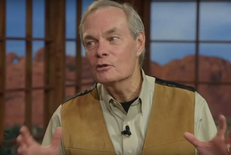 Andrew Wommack agitant ses mains