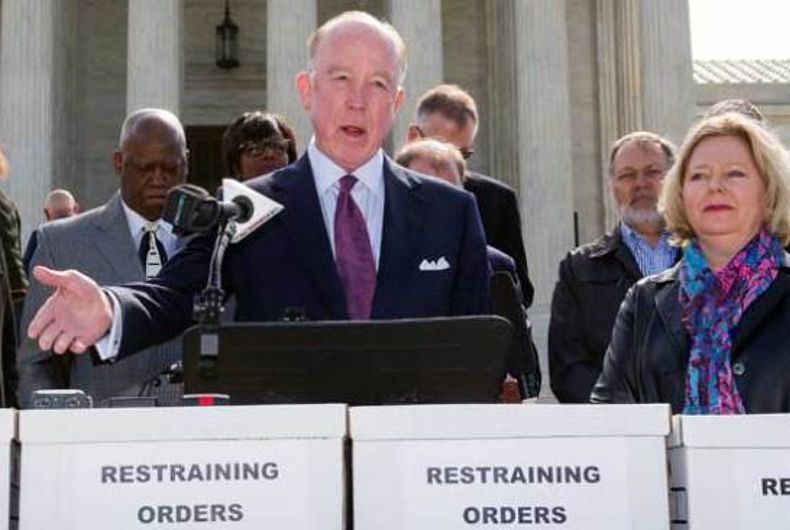 Le Dr Steven Hotze prend la parole lors d'une conférence de presse Restrain the Judges, tandis que Janet Porter de Faith2Action écoute à droite, devant la Cour suprême de Washington, le lundi 27 avril 2015. Les opposants au mariage homosexuel exhortent le tribunal à s'opposer à ce qu'ils considèrent comme un changement radical dans la vision de la société de ce qui constitue le mariage.