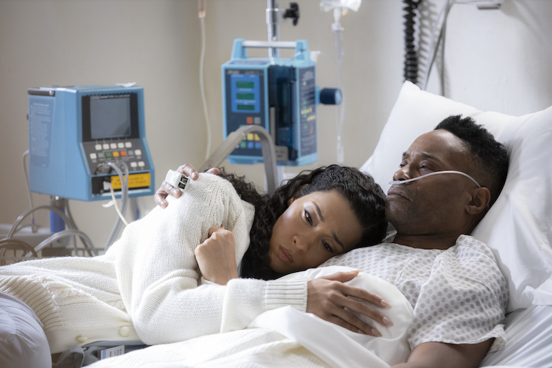 Mj Rodriguez en tant que Blanca et Billy Porter en tant que Pray Tell se battent pour des places dans un essai de drogue sur Pose.  Eric Liebowitz/FX