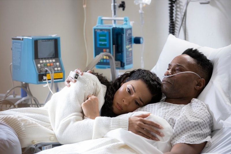 Mj Rodriguez en tant que Blanca et Billy Porter en tant que Pray Tell se battent pour des places dans un essai de drogue sur Pose.  Eric Liebowitz/FX
