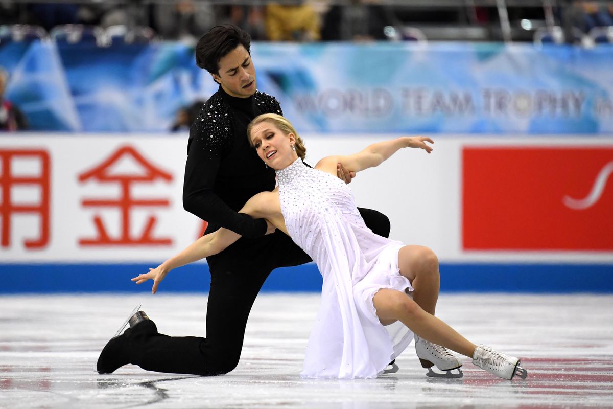 Kaitlyn Weaver et Andrew Poje du Canada participent à un événement à Tokyo en 2019.