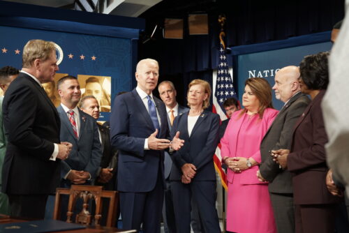 Le président Joe Biden s'adressant aux membres du Congrès pour l'égalité LGBTQ et aux défenseurs de la communauté LGBTQ dans l'auditorium de la Cour sud après avoir signé HR 49 déclarant la Pulse Nightclub comme monument national.
