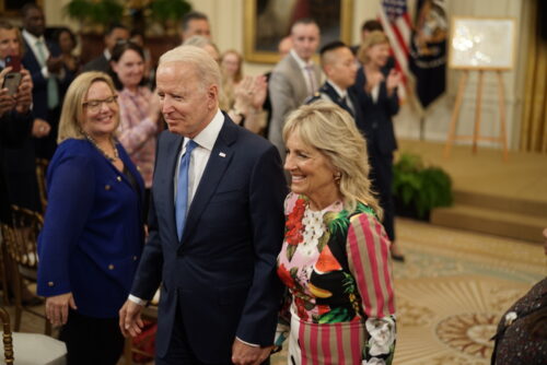 Le président Joe Biden et la première dame, le Dr Jill Biden, après avoir parlé dans la salle est de la Maison Blanche aux défenseurs et aux dirigeants de la communauté LGBTQ.