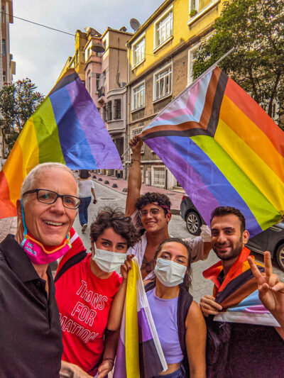 Un groupe de fiers marcheurs de la fierté que j'ai vu à Istanbul, en Turquie, le 17 juin 2021.