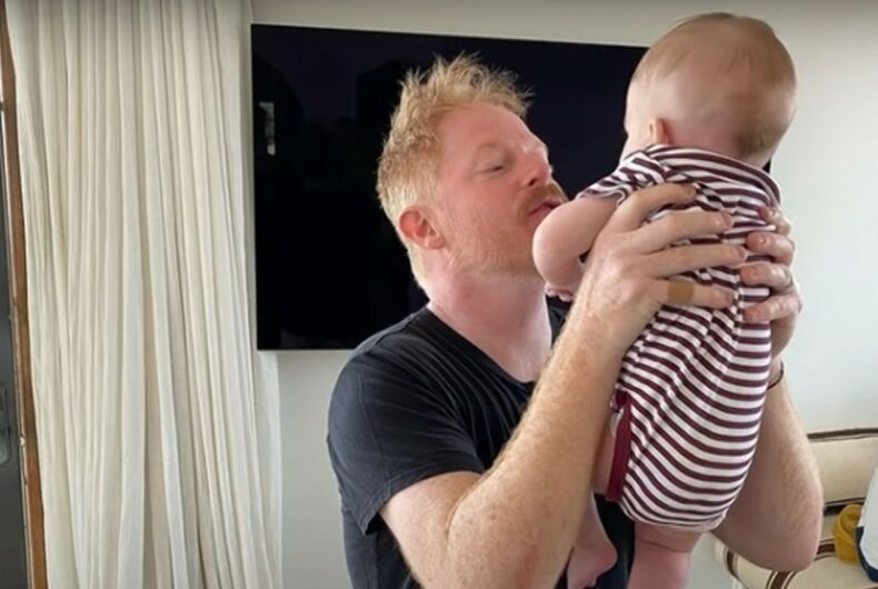 Jesse Tyler Ferguson avec bébé Beckett