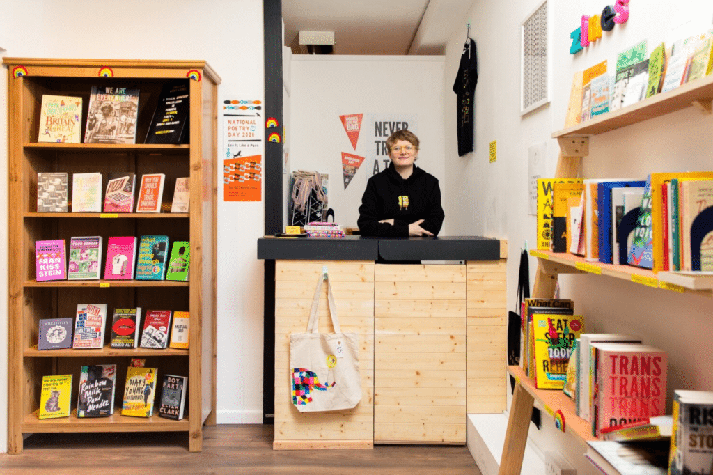 Shelflife Books and Zines est basé à Cardiff.  (www.shelflifebookshop.com)