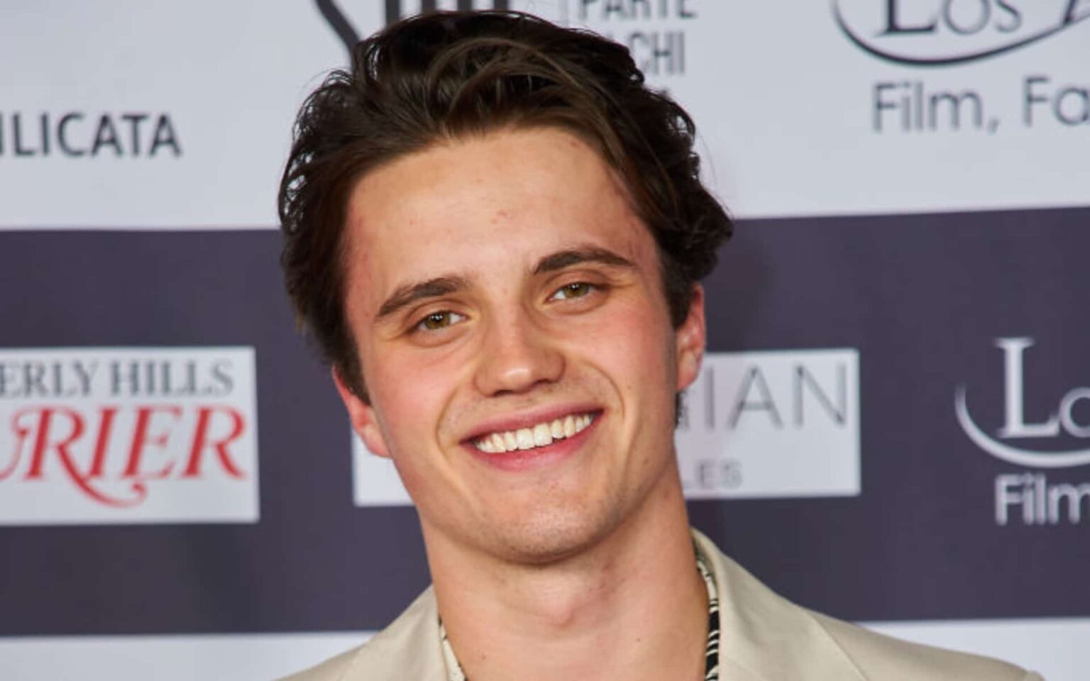 Love, George Sear de Victor sur les scènes de sexe et pourquoi il est fier de jouer gay