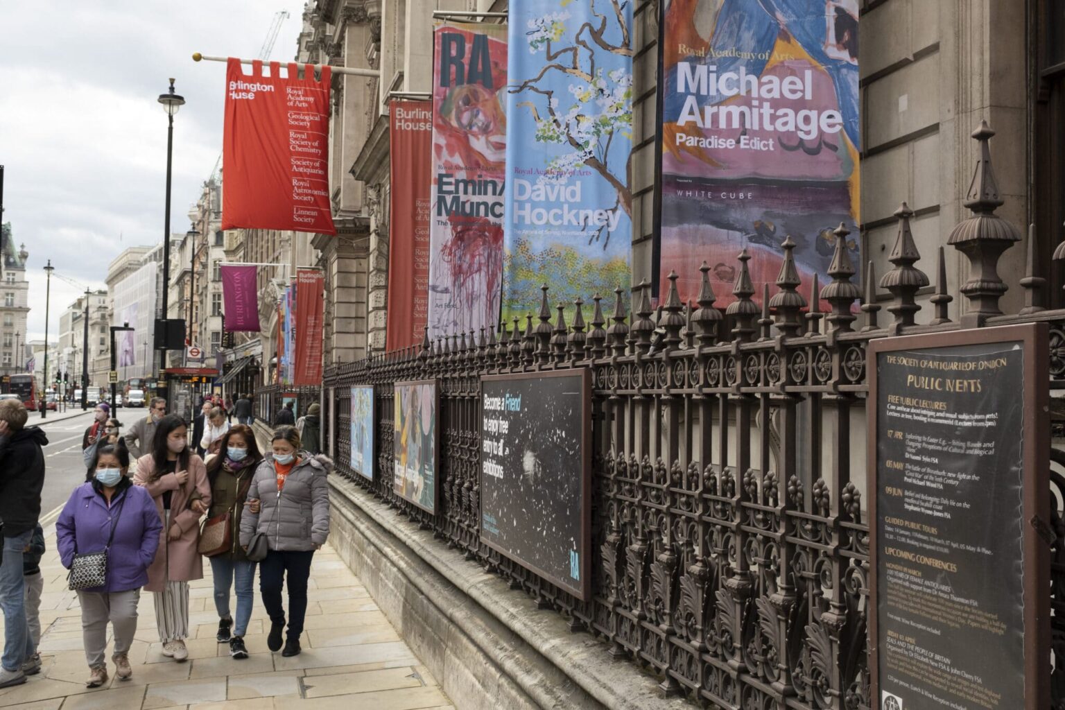 Des étudiants en art de la Royal Academy accusent la galerie de légitimer la « transphobie »