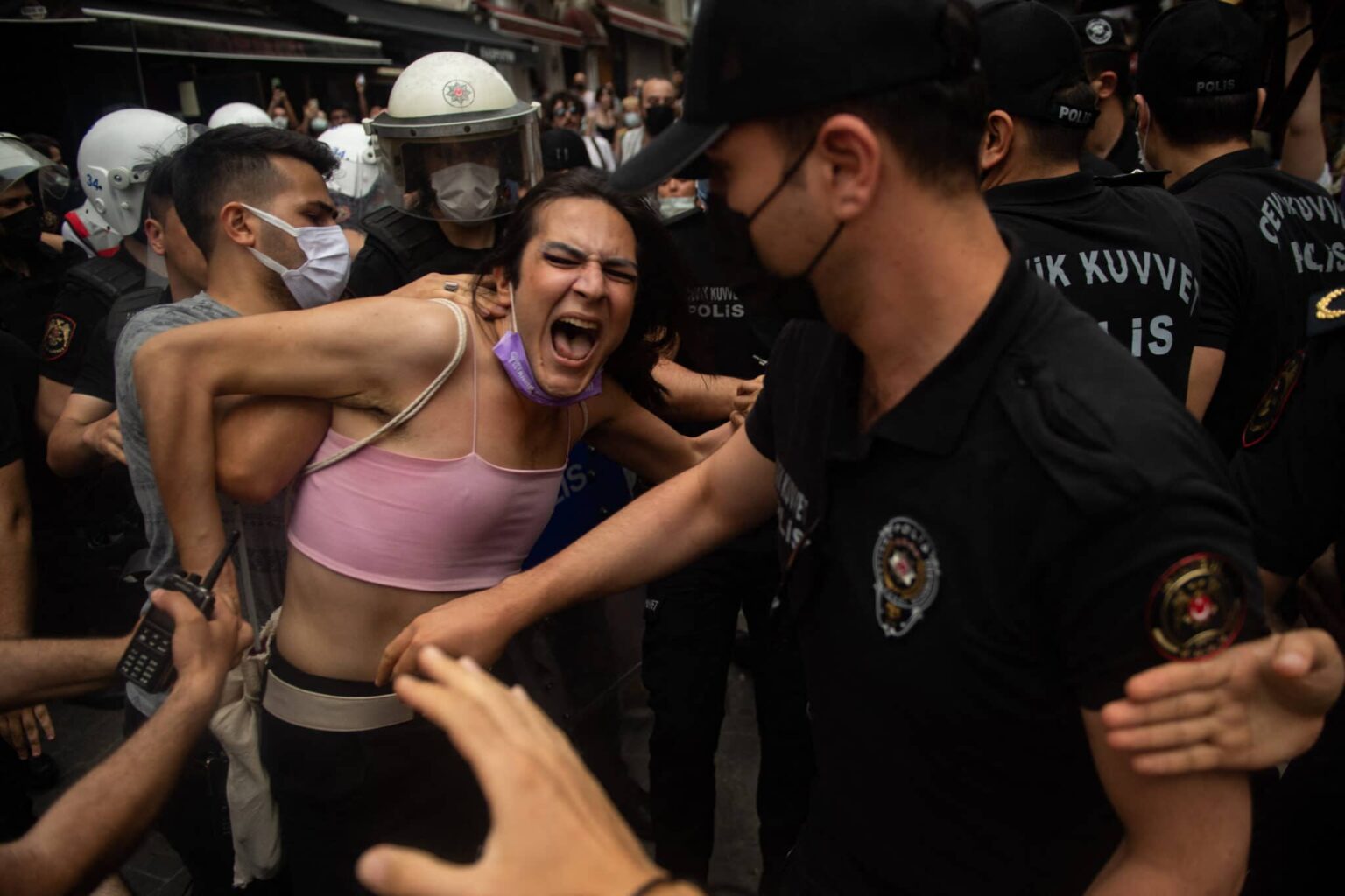 La police « attaque brutalement » la marche des fiertés d’Istanbul avec des gaz lacrymogènes et des balles en caoutchouc