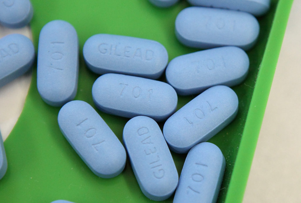 Les pilules antirétrovirales Truvada sont assises sur un plateau à la pharmacie Jack's le 23 novembre 2010 à San Anselmo, en Californie.