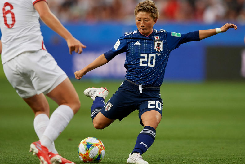 Le Japonais Kumi Yokoyama (Ac Nagano Parceiro) tire au but lors du match du groupe D de la Coupe du Monde Féminine de la FIFA 2019 entre le Japon et l'Angleterre au Stade de Nice le 19 juin 2019 à Nice, France.