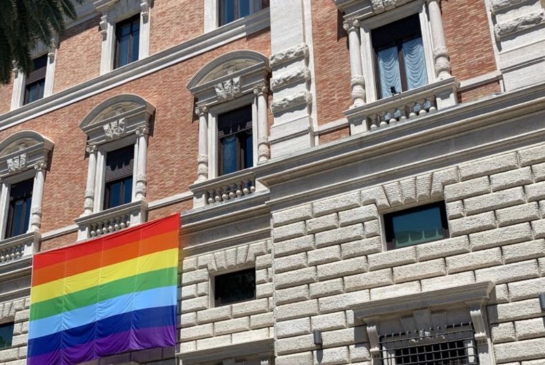 L'ambassade des États-Unis auprès du Saint-Siège arbore le drapeau arc-en-ciel pour le mois de la fierté