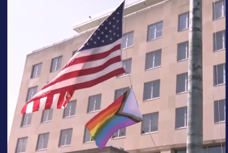 Le drapeau du progrès hissé sous le drapeau américain à l'extérieur du bâtiment Harry S. Truman à Washington, DC, le 25 juin 2021.