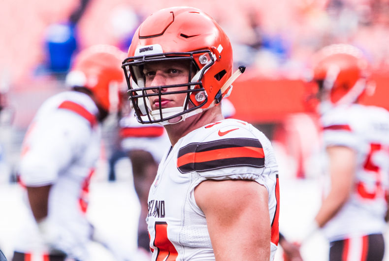 Carl Nassib jouant pour les Cleveland Browns lors d'un match en 2018.