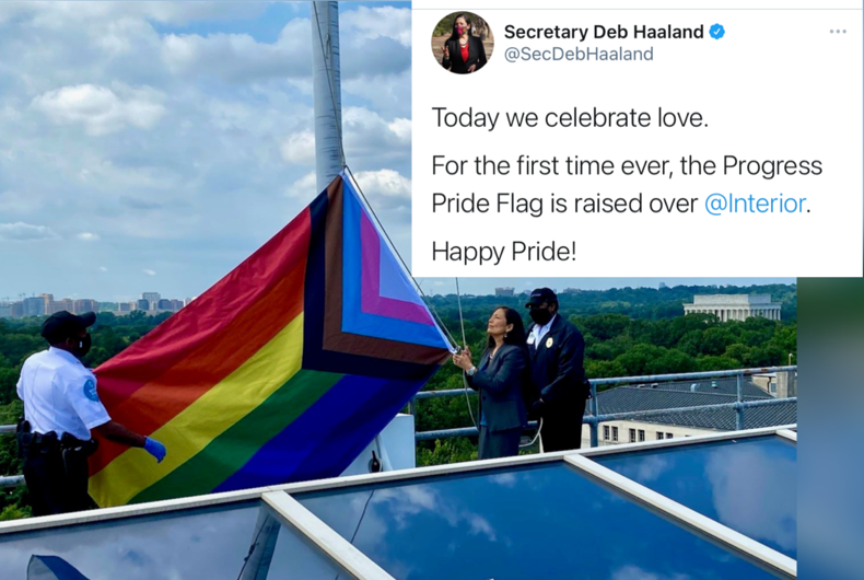 Intérieur Sec.  Deb Haaland brandissant le drapeau de la fierté du progrès au-dessus du ministère de l'Intérieur pour le jour du drapeau (14 juin 2021).