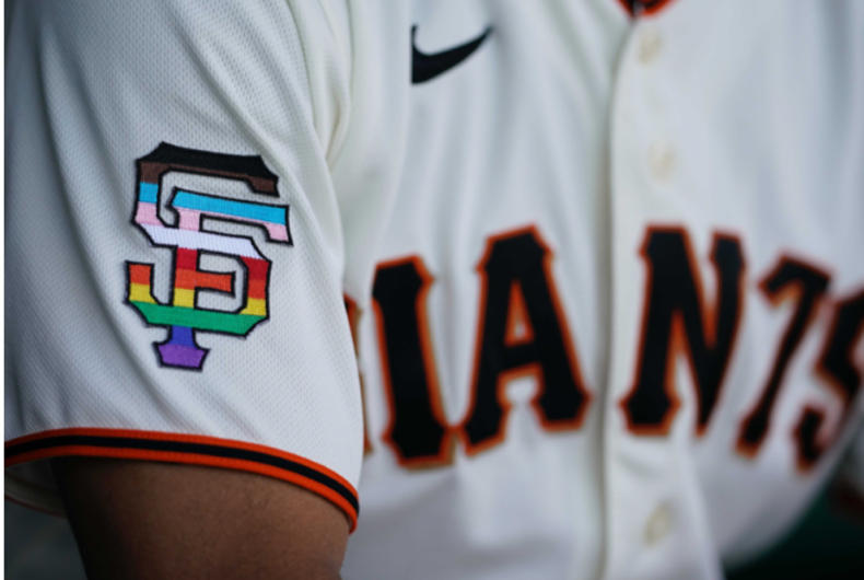 Le maillot des Giants de San Francisco avec le logo Pride sur la manche.