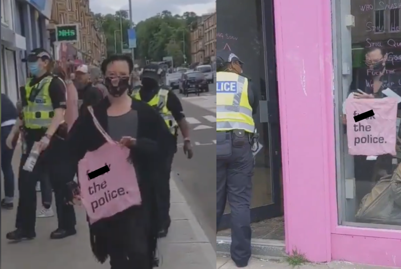 Morgan Holleb escortant des policiers (à gauche) jusqu'au Pink Peacock pour prendre l'un de ses 
