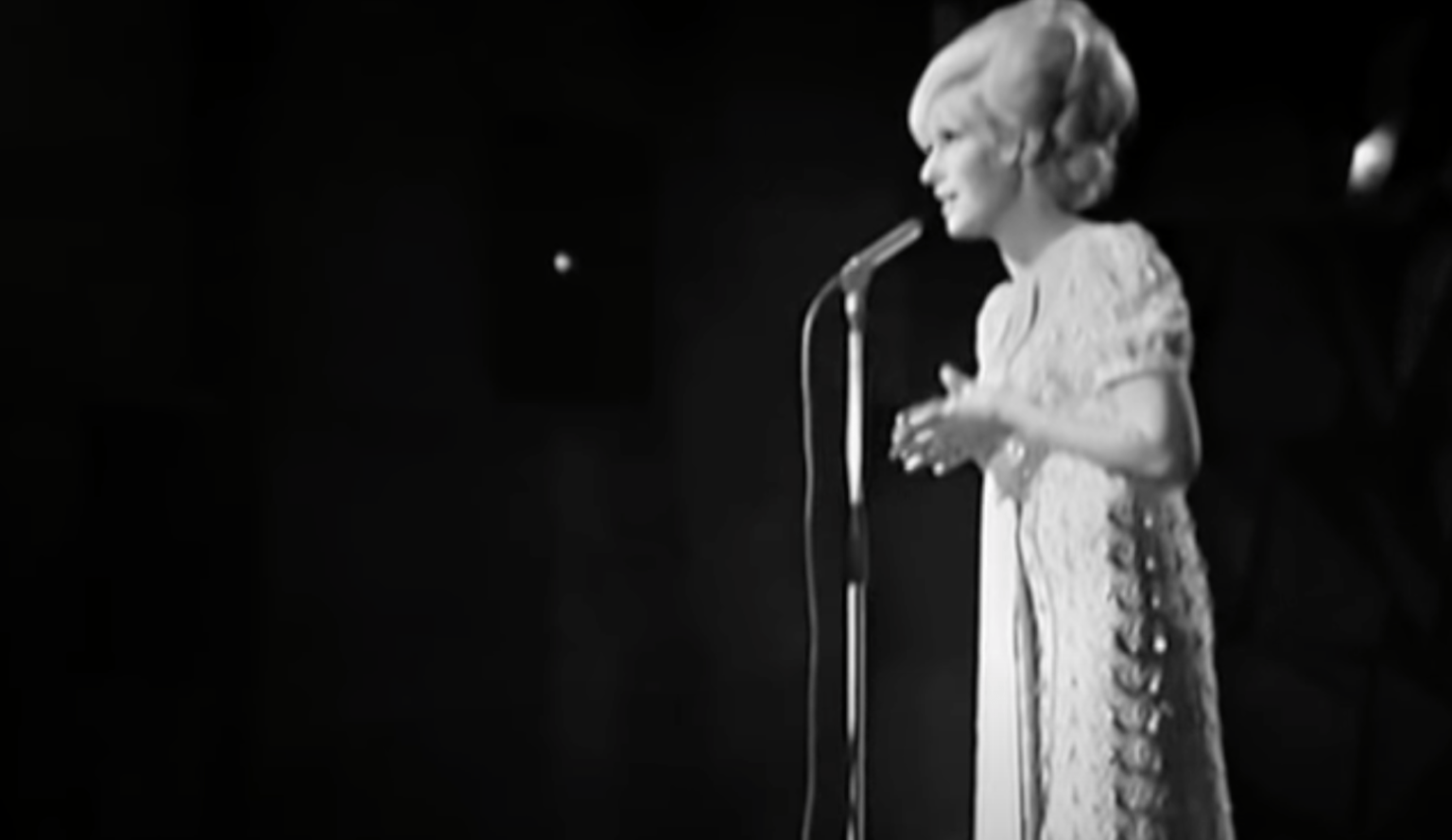 Se cacher pour être accepté : l’homophobie intériorisée de Dusty Springfield