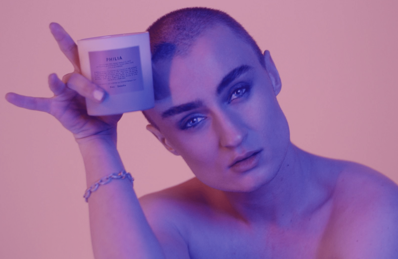 Symone joue dans la superbe campagne Pride pour la collection de bougies Boy Smells