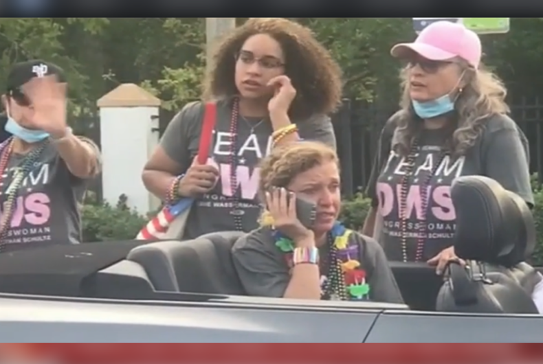 La représentante Debbie Wasserman Schultz (D-FL) au téléphone après l'incident de la célébration de la fierté.