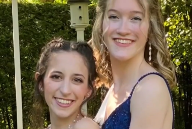 Courtney Steiner (à gauche) et Carly Levy (à droite) ont toutes deux été nommées reine du bal à Pennridge High School ce mois-ci.