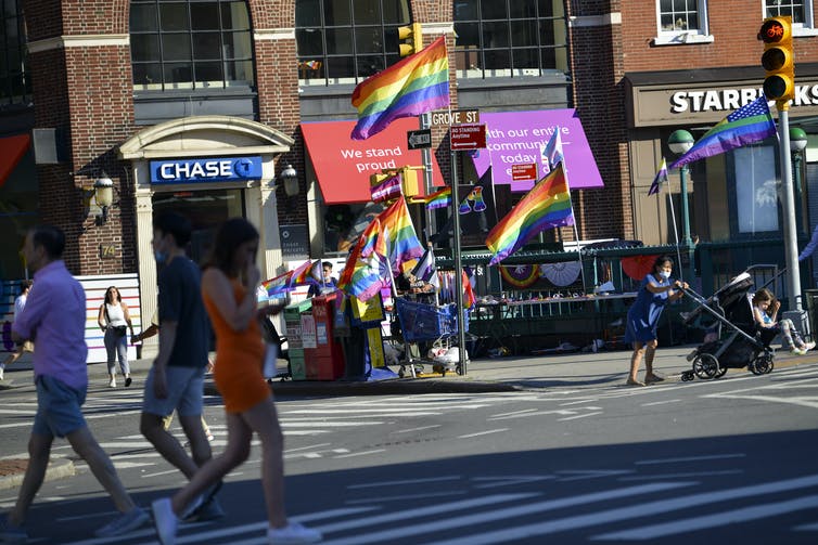 Scène de rue avec beaucoup de drapeaux de fierté