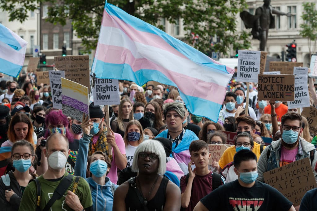 Les extrémistes anti-trans écrasent les personnes trans.  Où sont nos alliés ?