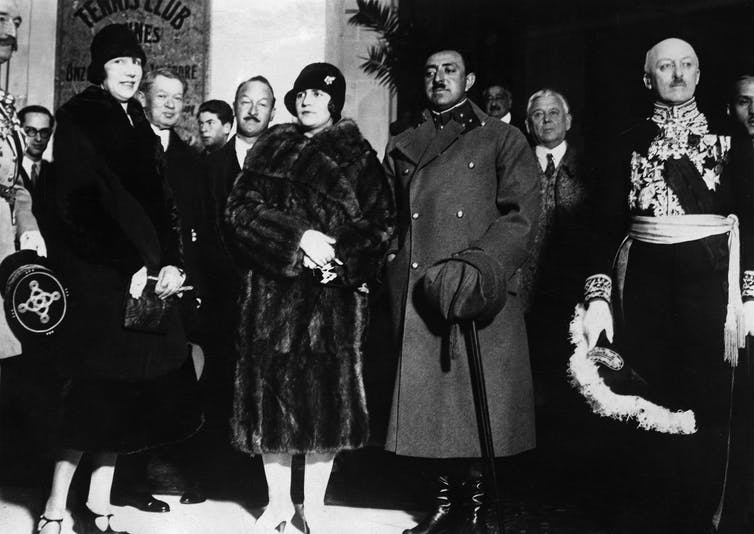 Le roi Amanullah Khan et la reine Soraya Tarzi Hanim arrivent à une gare.