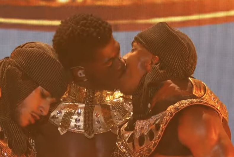 Lil Nas X embrassant l'un de ses interprètes aux BET Awards 2021 le 27 juin 2021