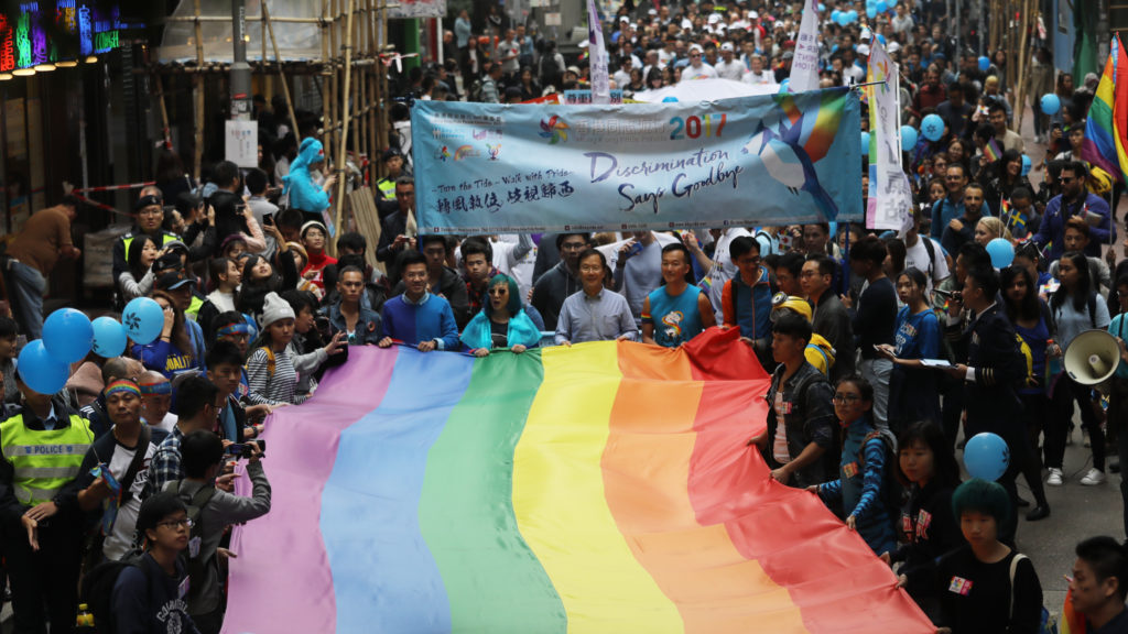 Hong Kong, mis à rude épreuve par des politiques anti-LGBT, a fait un bond en avant après que les tribunaux ont décidé que les couples homosexuels devraient avoir accès à des programmes de logement public.  (Edward Wong/South China Morning Post via Getty Images)