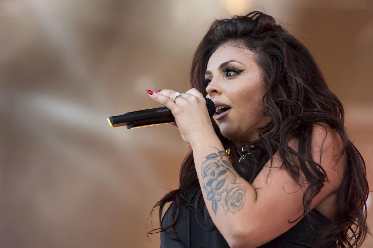 La star de Little Mix, Jesy Nelson, dit qu’elle « n’exclurait jamais » de sortir avec une femme