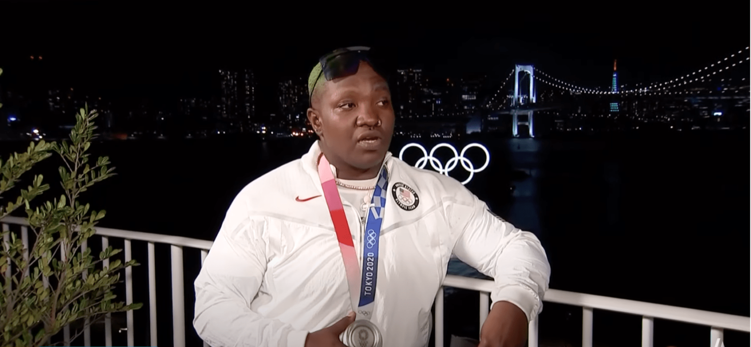 Puissante démonstration sur le podium de l’olympien Raven Saunders