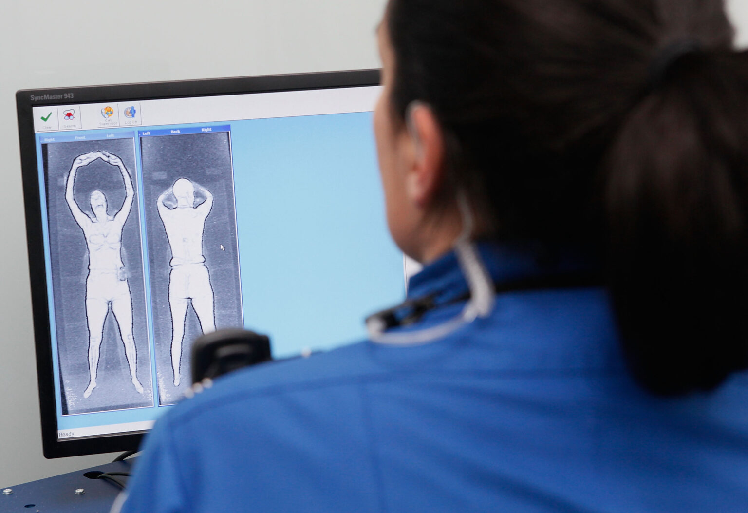 Une mère poursuit la TSA après que des responsables aient tenté de fouiller à nu sa fille trans