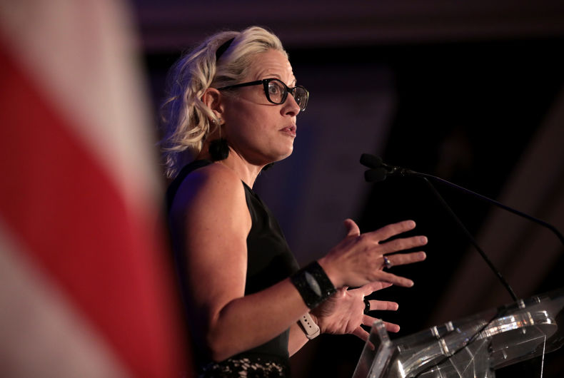 Le sénateur américain Kyrsten Sinema s'entretient avec les participants à la mise à jour 2019 de Capitol Hill organisée par la Chambre de commerce et d'industrie de l'Arizona à l'Arizona Biltmore Resort à Phoenix, Arizona.