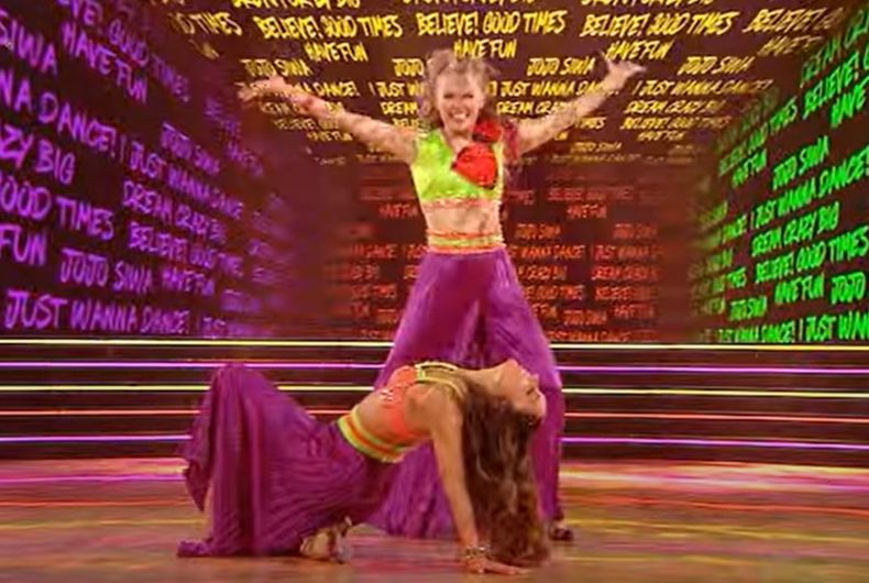 JoJo Siwa et Jenna Johnson ont dansé le quickstep lors de la première performance homosexuelle sur Dancing with the Stars