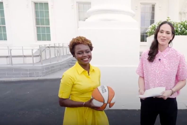 L'attachée de presse adjointe de la Maison Blanche Karine Jean-Pierre et la joueuse du Seattle Storm Sue Bird