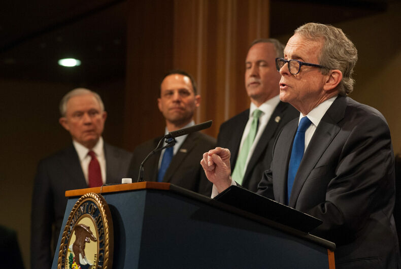 Le gouverneur Mike DeWine prononce une allocution au ministère de la Justice aux côtés du procureur général Jeff Sessions, du procureur général de Pennsylvanie Josh Shapiro et du procureur général du Texas Ken Paxton en 2018.