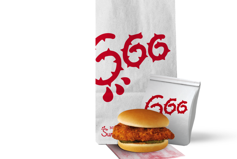 Les sandwichs classiques Chick-fil-A et leur packaging repensé par MSCHF.