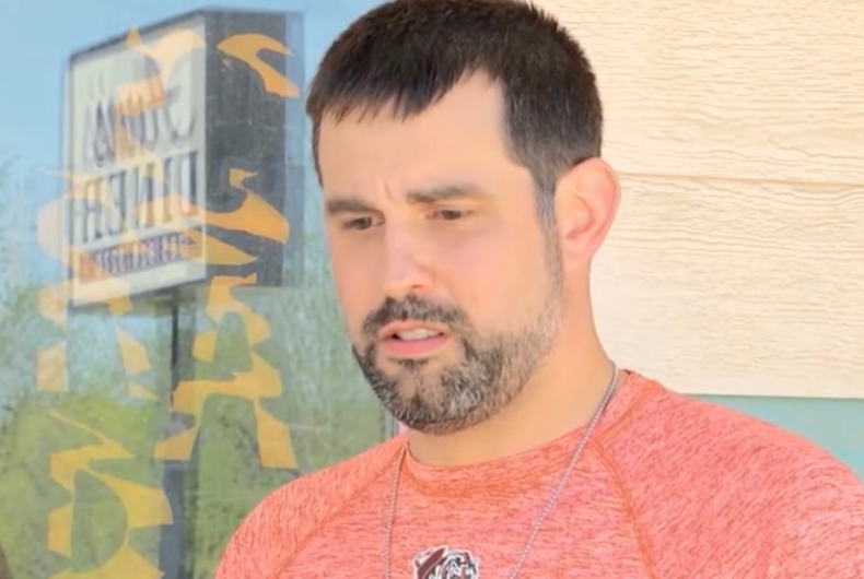 Le représentant du Kansas, Mark Samsel, explique ses actions en tant qu'enseignant suppléant dans une interview locale