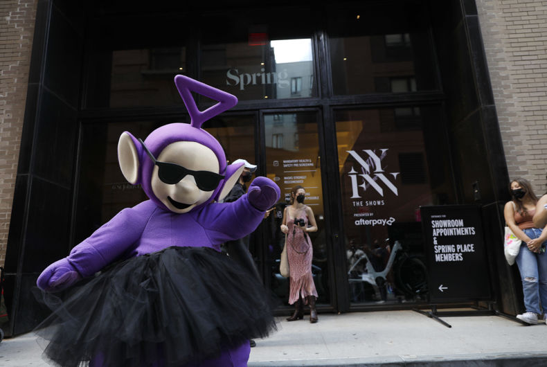 NEW YORK, NEW YORK - 10 SEPTEMBRE: L'icône Tinky Winky de Teletubbies aux Spring Studios lors de la Fashion Week de New York le 10 septembre 2021 à New York.  (Photo de Jeff Schear/Getty Images pour Teletubbies)
