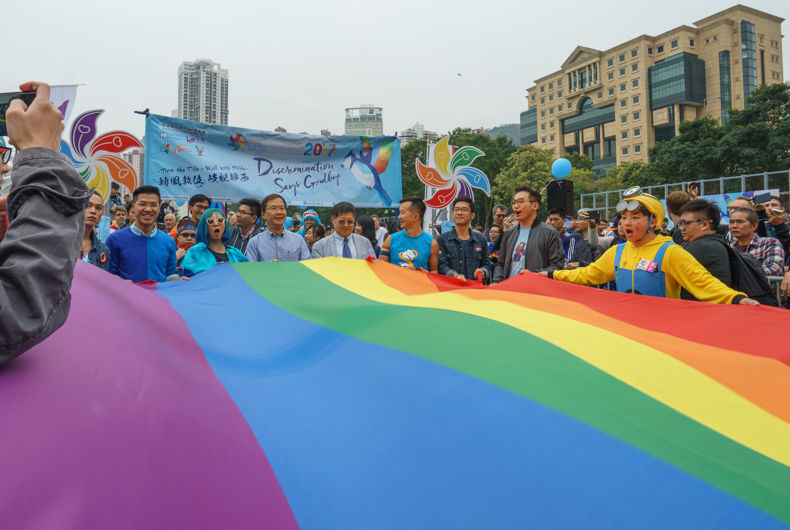 HONG KONG, CHINE - 25 NOVEMBRE 2017 : Des membres du Conseil législatif et des ONG se joignent à la parade des fiertés pour soutenir les droits des minorités.