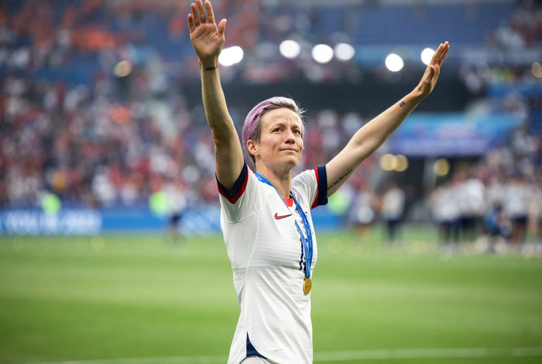 LYON, FRANCE - 7 JUILLET 2019 : Megan Rapinoe des États-Unis vagues après le match final de la Coupe du Monde féminine de la FIFA 2019 entre les États-Unis et les Pays-Bas.