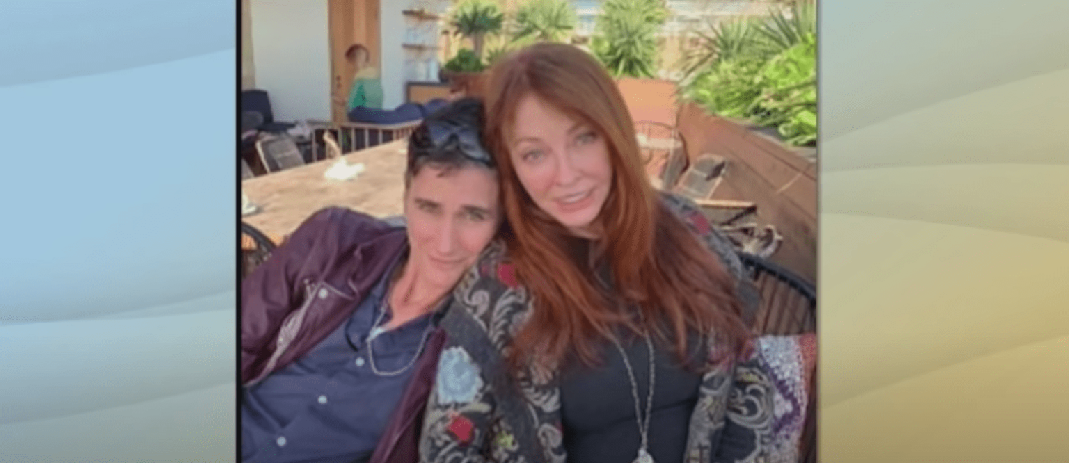 Vôtre, cruellement : Elvira sort !