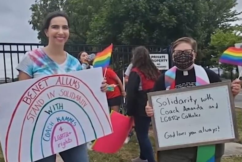 Les élèves et les parents de l'Académie Benet se sont ralliés en faveur d'une lesbienne qui se voit refuser un poste d'entraîneur de crosse.