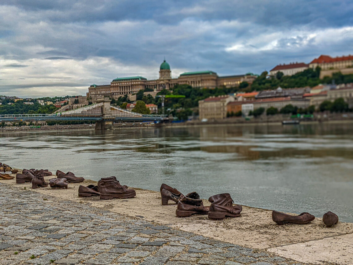 Chaussures sur la rive du Danube