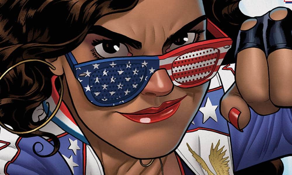 Miss America alias America Chavez est vêtue de vêtements rouges, blancs et bleus tout en frappant un ennemi invisible
