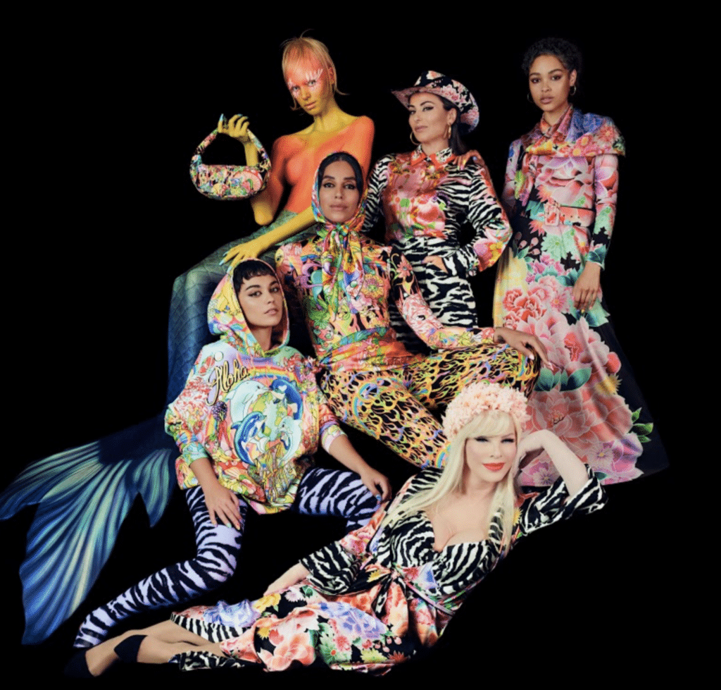 La collection Desigual x Maria Escote modelée par Lea T présente des imprimés éclatants pour "tous les corps".