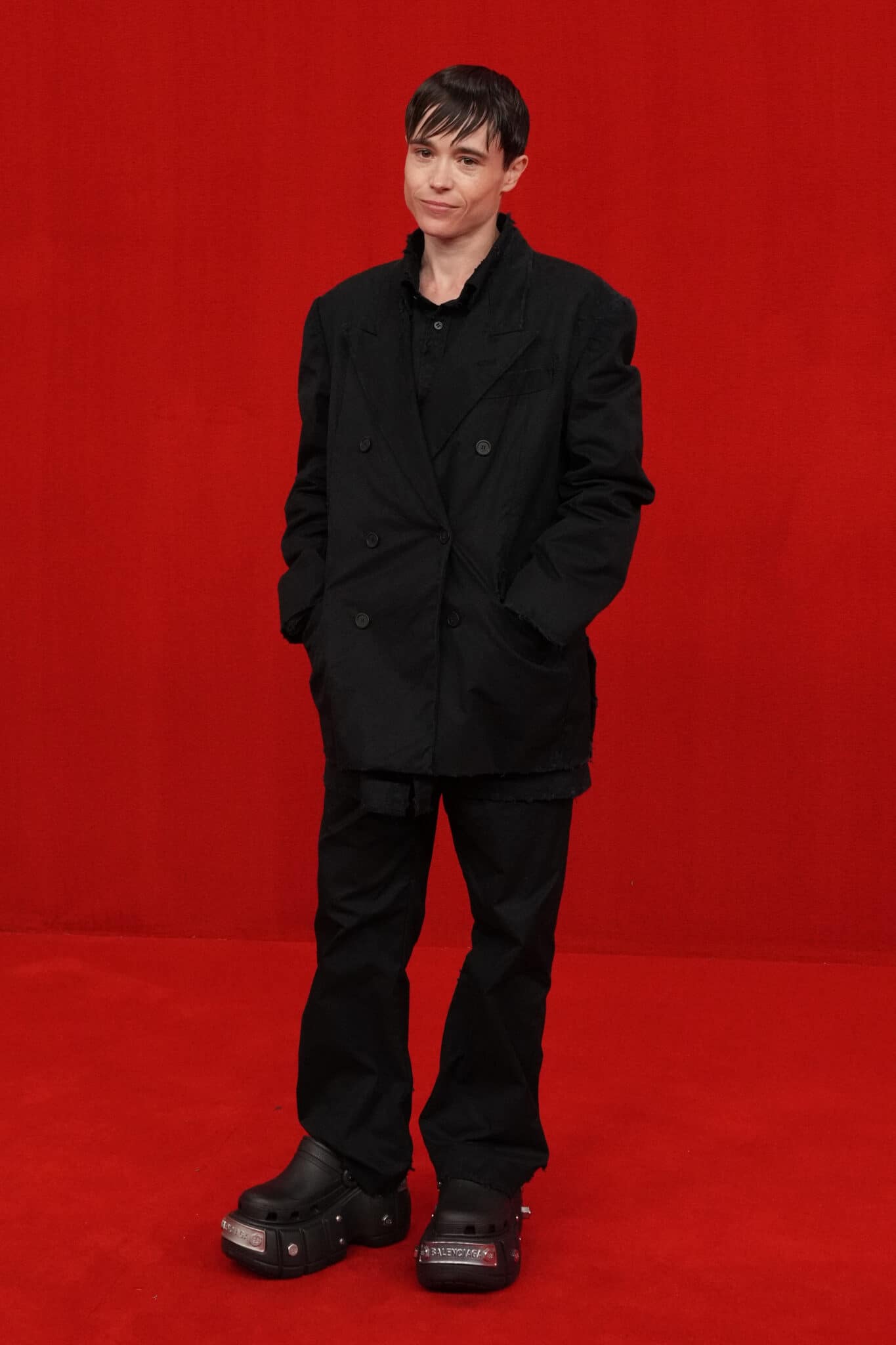 Elliot Page pose sur le podium lors du défilé Balenciaga printemps-été 2022