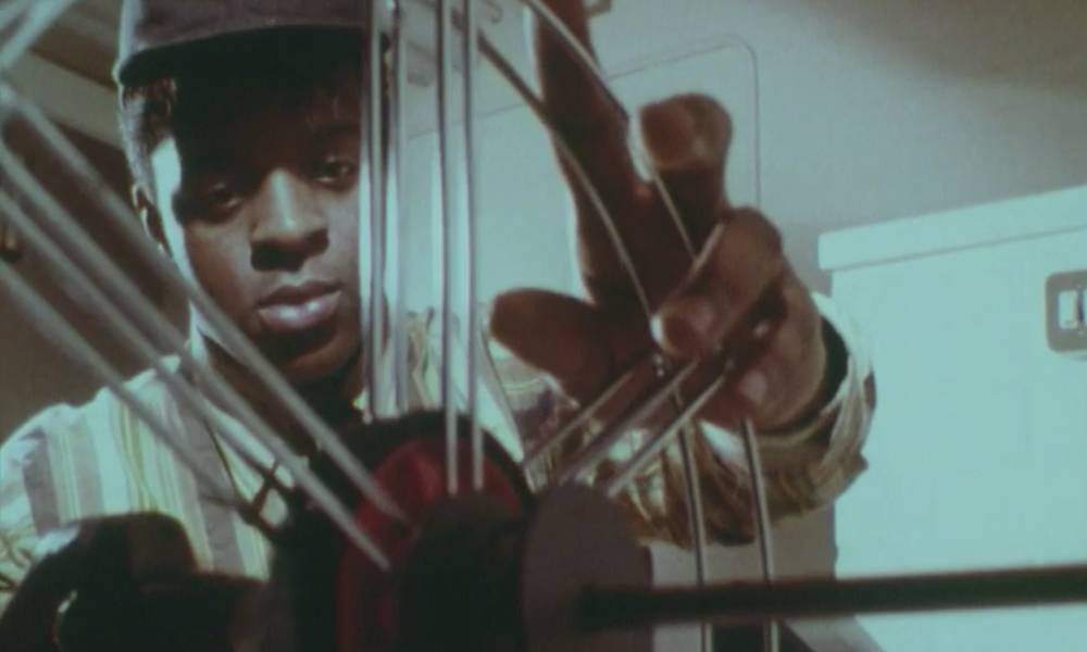 Isaac Julien teste du matériel de tournage dans une interview sur le Gay Black Group