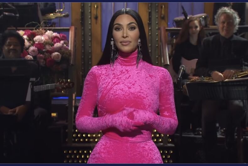 Kim Kardashian West hébergeant 